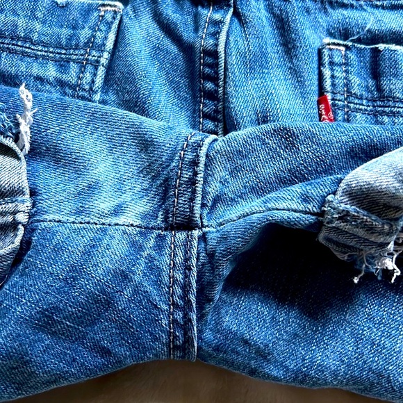 LEVI’S 🏝️ COTTON DESTROYED RIPPED DENIM FRINGED JEAN SHORTS Women’s 17/18 W40 - Picture 6 of 9